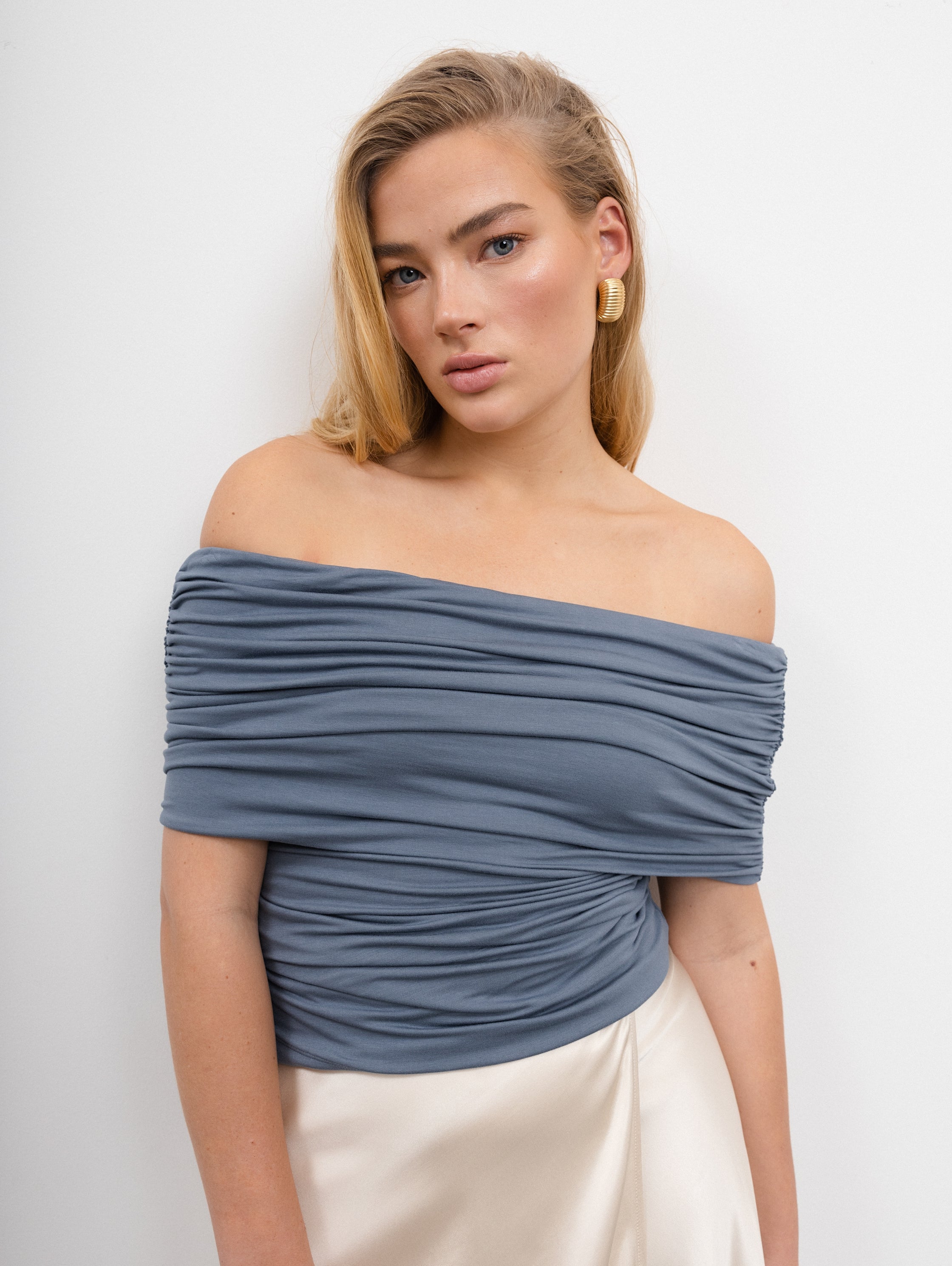 VIVEH Dosinia top in Walnut – styled view