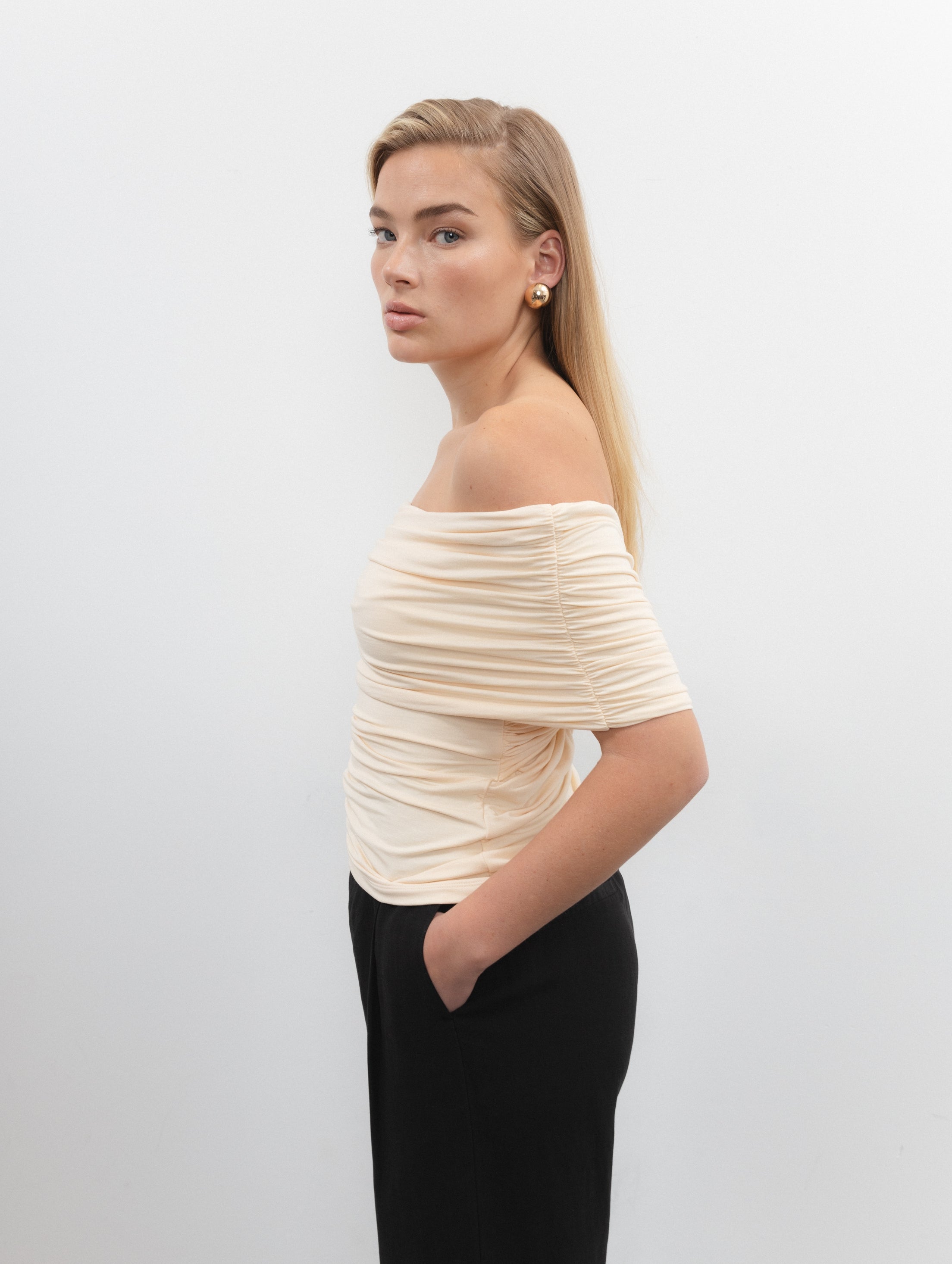 VIVEH Dosinia top in Walnut – styled view