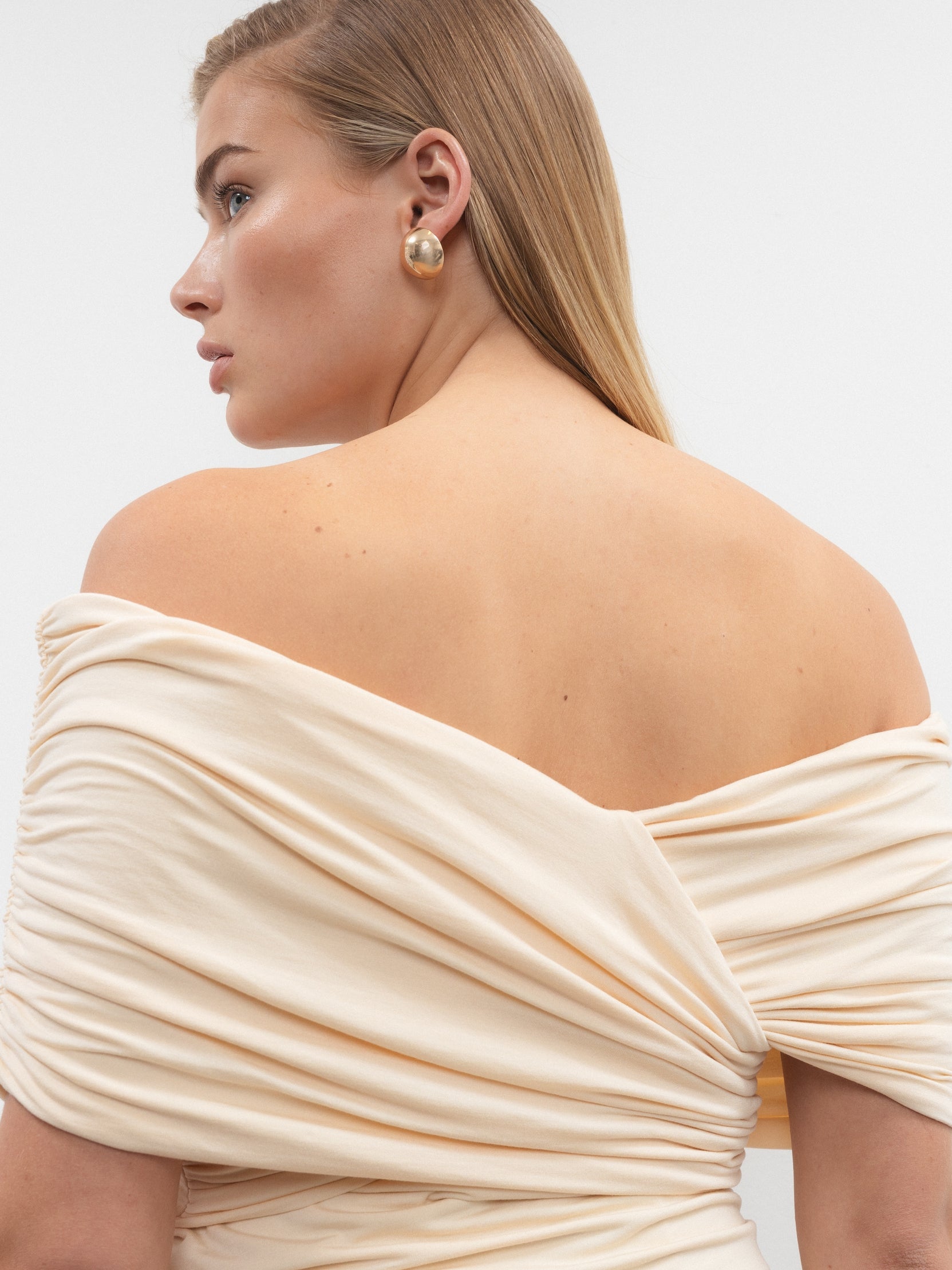 VIVEH Dosinia top in Walnut – styled view