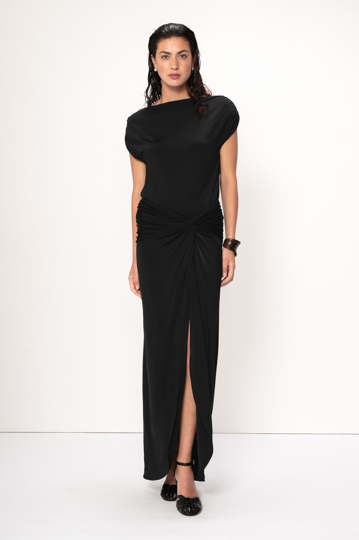 VIVEH Clam skirt in Black – styled view