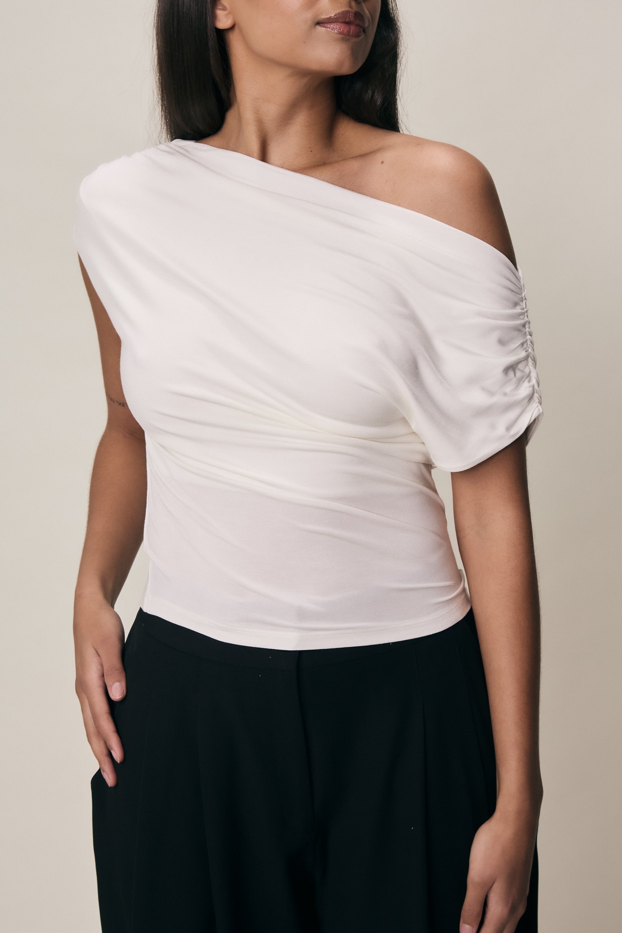 VIVEH Ruta top in Black – side view