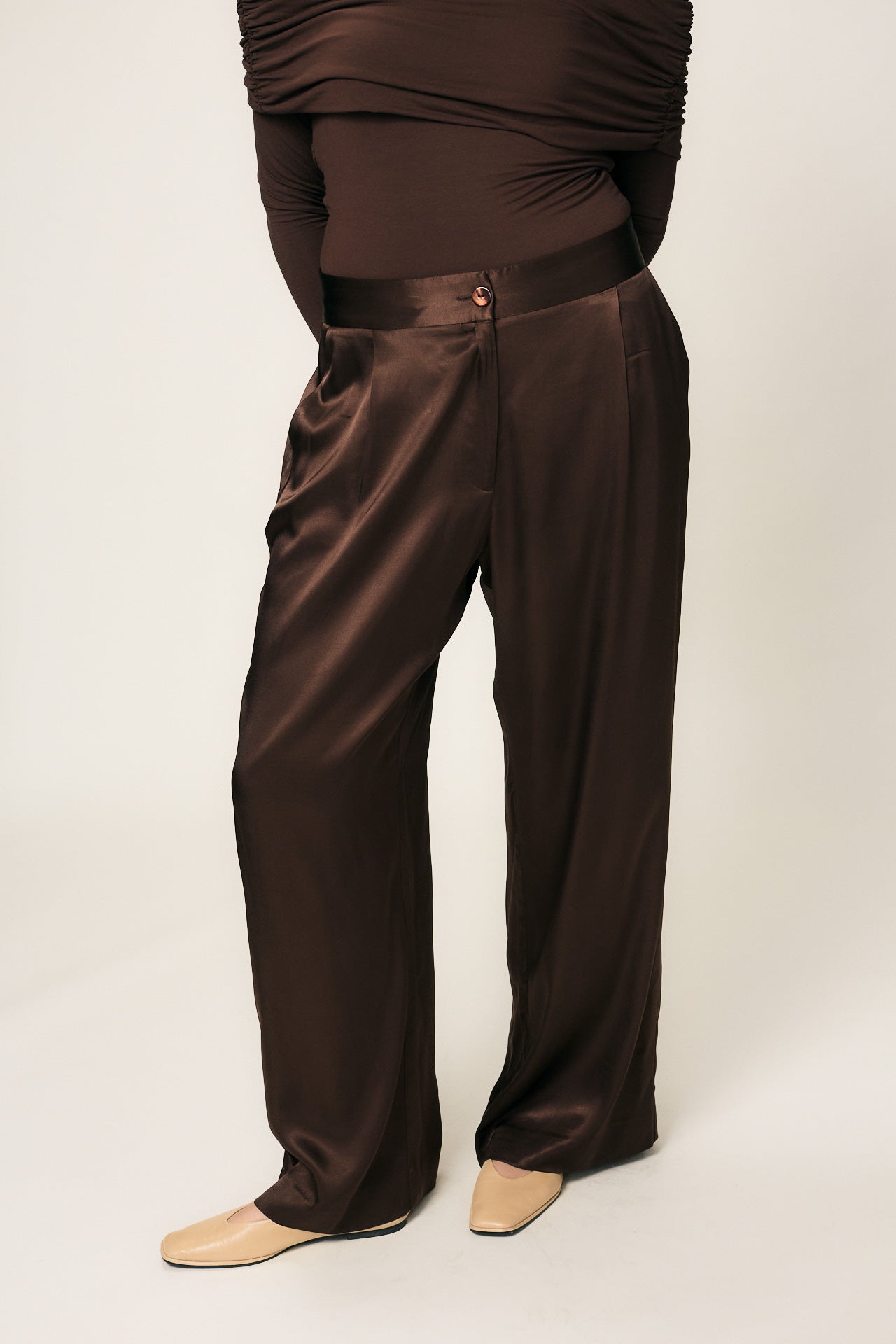 VIVEH Cedar trousers in Walnut – back view